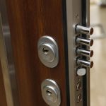 4 formas de mejorar la seguridad de sus cerraduras y puertas principales.